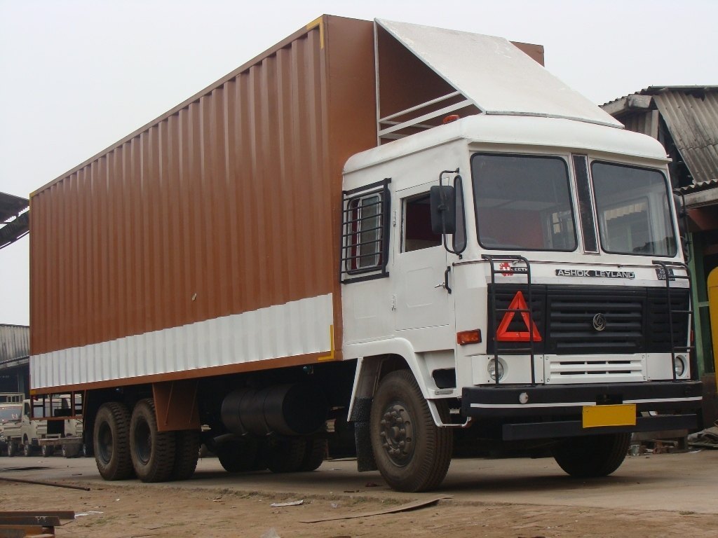 6 Tyre - 32 Feet Container